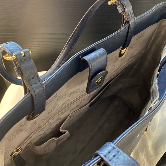 Large leather Michael Kors bag ๐๐๐ (preloved) - Picture 4 of 6